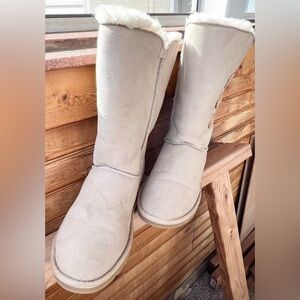 Cream Winter UGG Boots with Soft Texture and Streamlined Design